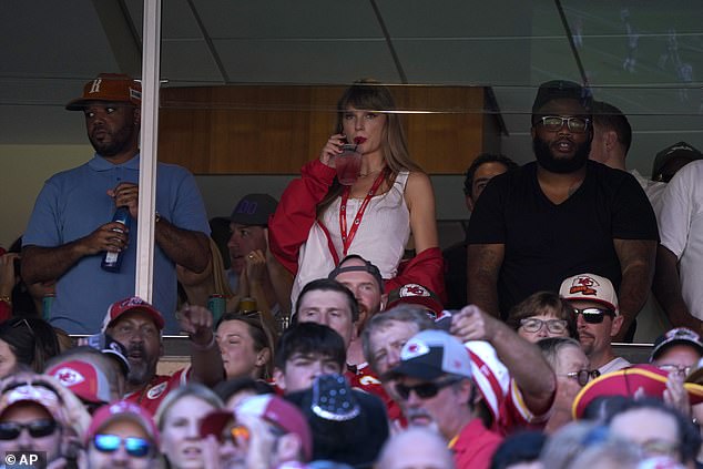 Swift nippt an einem Drink, während sie von Kelces Suite im Arrowhead Stadium aus zusieht