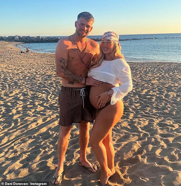 Erwartet: Das Paar gab seine Schwangerschaft zum ersten Mal im April bekannt und teilte ein Foto am Strand, auf dem Rocky ihren blühenden Bauch wiegte