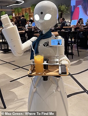 Maz erklärte gegenüber MailOnline Travel, dass alle Speisen und Getränke von Robotern serviert werden – und dass sie „von Menschen mit medizinischen oder körperlichen Einschränkungen, die nicht zur Arbeit kommen können, aber mit der Gesellschaft verbunden bleiben wollen“, ferngesteuert werden.