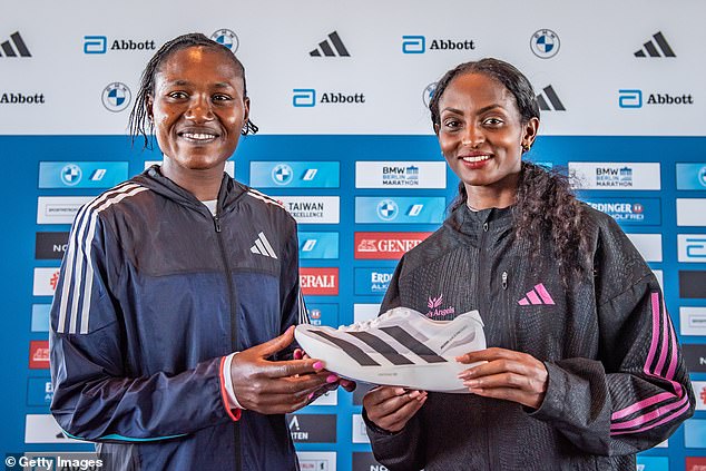 Sheila Chepkirui aus Kenia und Tigist Assefa aus Äthiopien halten die Adidas-Laufschuhe Adizero Adios Pro Evo 1