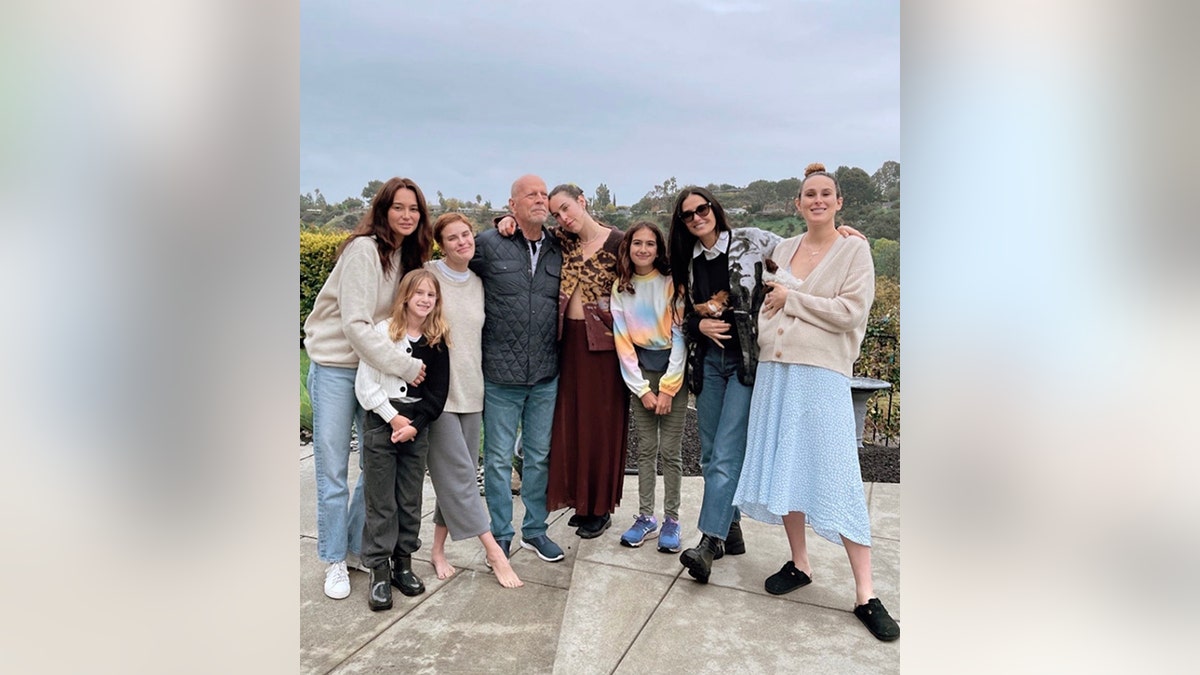 Bruce Willis ist zu seinem Geburtstag draußen auf der Terrasse von seiner Familie umgeben, von links Emma, ​​Evelyn, Tallulah, Bruce, Scout, Mabel, Demi und Rumer