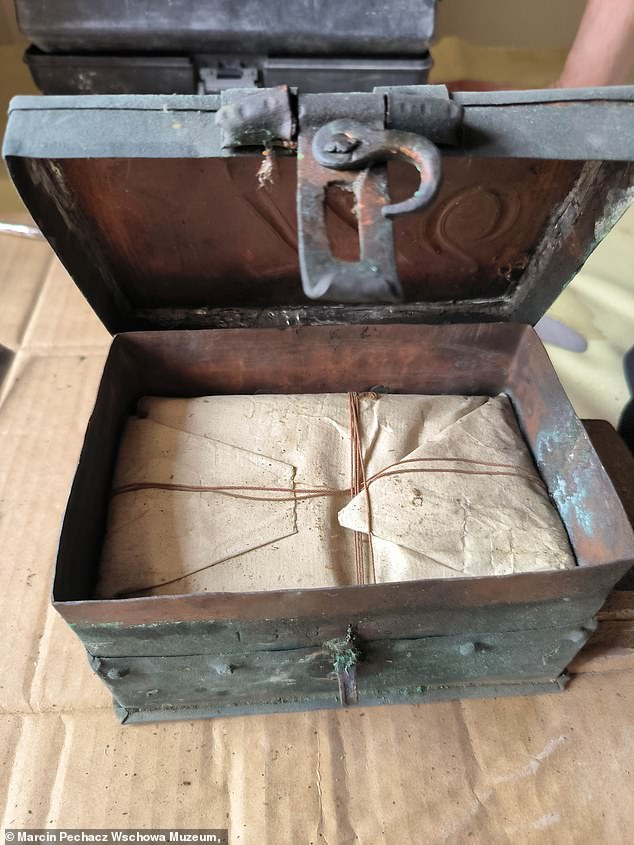 Das Museum der Stadt nannte es einen „einzigartigen Fund“ und sagte in den sozialen Medien: „Die älteste Zeitkapsel der Welt wurde in Wschowa gefunden.“  Die älteste Kapsel hat die Form einer Schachtel aus Kupferblech, auf deren Deckel das Datum 1726 eingeprägt ist.