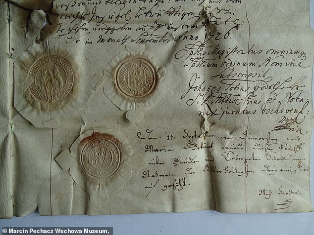 In einer kleineren Schatulle fanden sie in Zeitungspapier eingewickelte Münzen aus dem 18. und 19. Jahrhundert