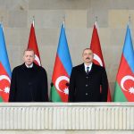 Erdoğan trifft sich mit Aliyev aus Aserbaidschan, während Tausende aus Karabach fliehen