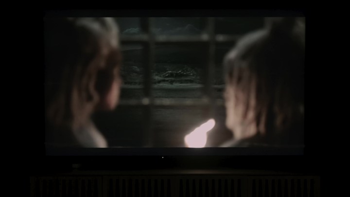 Eine düstere Szene aus „House of the Dragon“, gezeigt auf einem Sony X95L Mini-LED-Fernseher. 