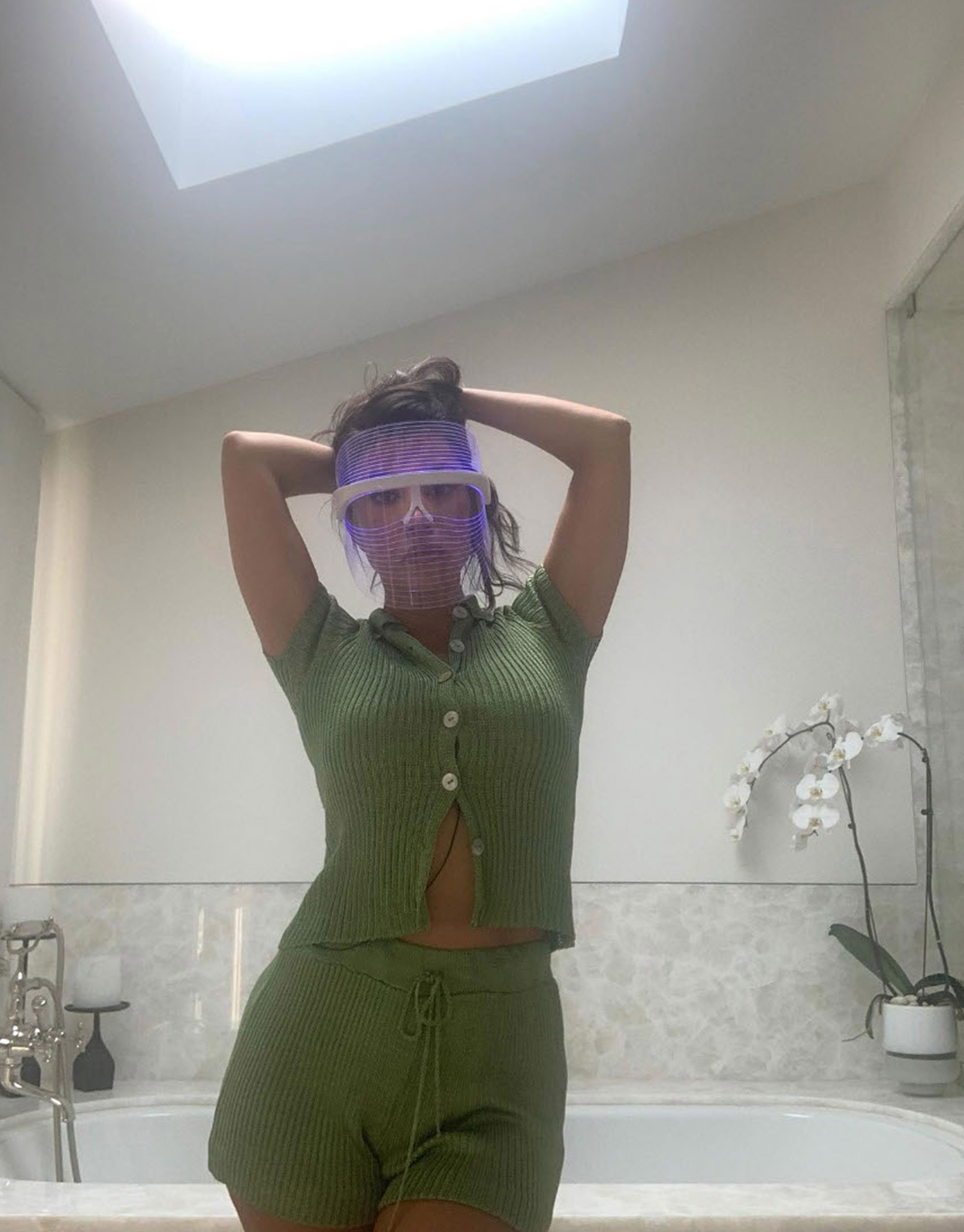 Kourtney Kardashian in einer LED-Maske