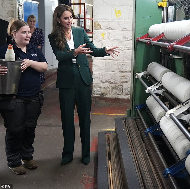 During the visit today, she learnt about the manufacturing process of textile – from yarn to fabric – and how traditional machinery and techniques are the backbone of today’ s industry