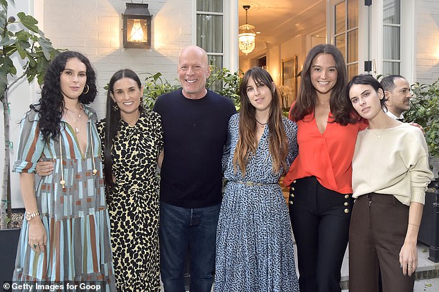 Die ganze Familie: Bruce Willis‘ Töchter Scout und Tallulah zeigten Emma nach dem Interview ihre Unterstützung (LR) Rumer Willis, Demi Moore, Bruce Willis, Scout, Emma und Tallulah im Jahr 2019