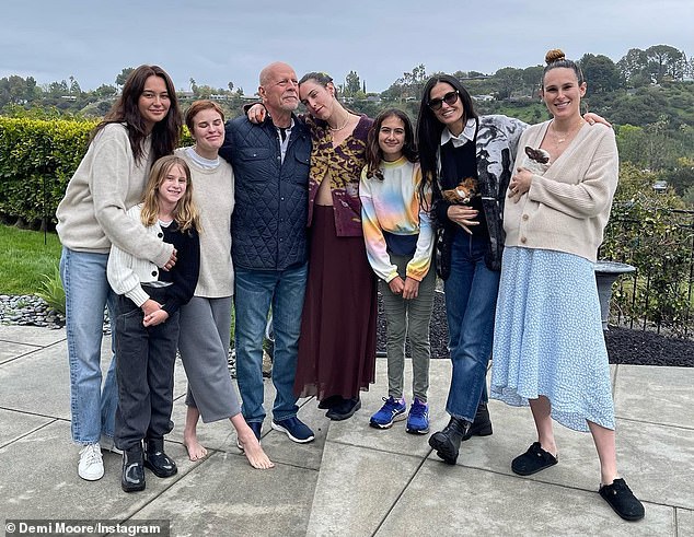 Familienvater: Bruce im Bild mit seiner gesamten Familie, darunter seiner Ex-Frau Demi Moore und ihren Töchtern Rumer, Scout und Tallulah