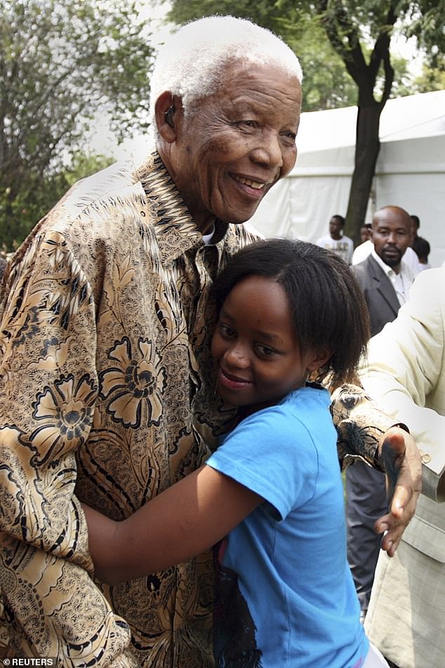 Der ehemalige südafrikanische Präsident Nelson Mandela umarmt 2008 seine Urenkelin Zenani Mandela. Sie kam zwei Jahre später bei einem Autounfall ums Leben