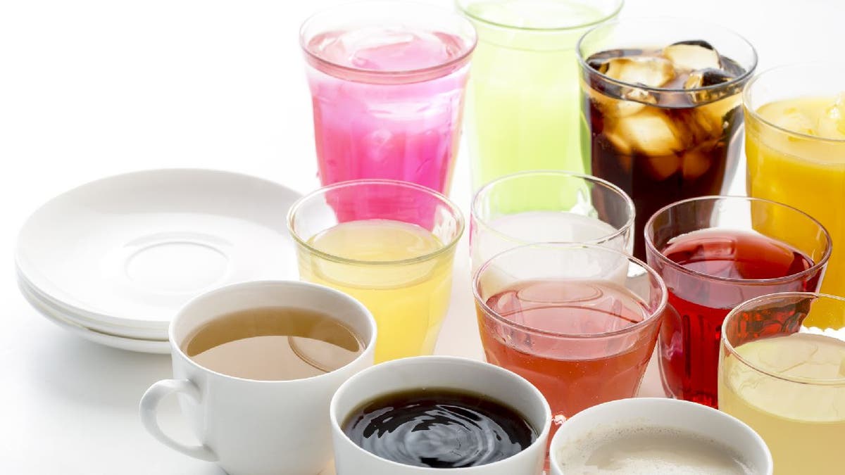 Koffeinhaltige Getränke wie Limonade, Eistee, Kaffee und Saft