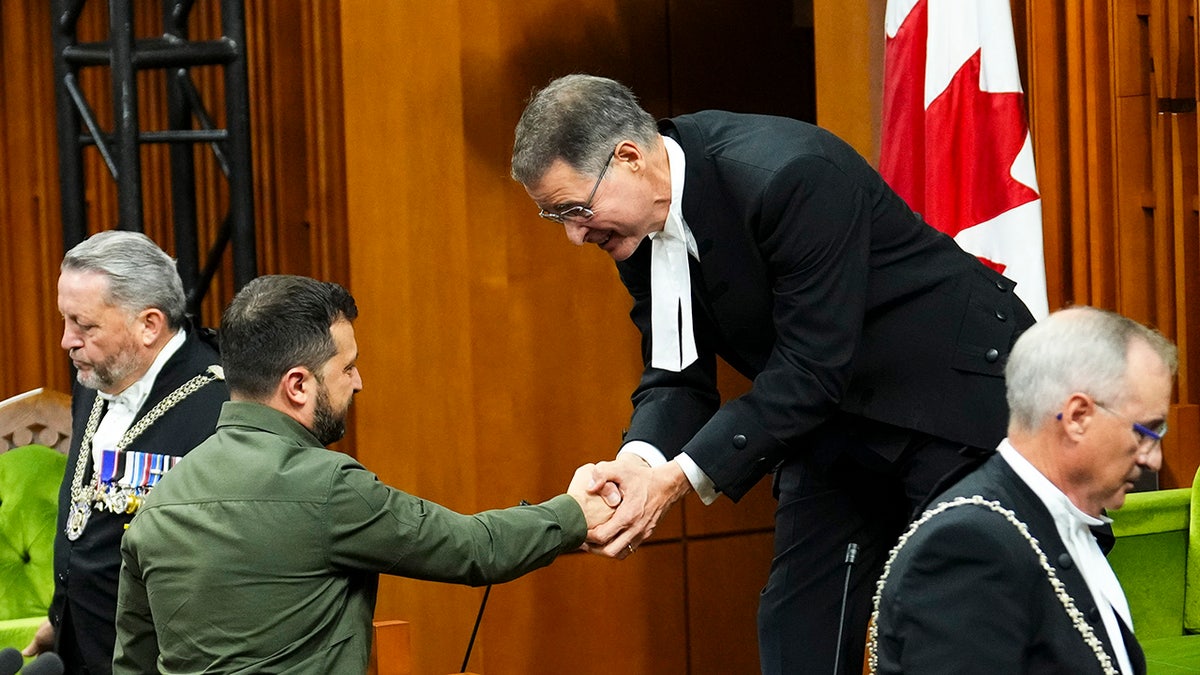 Sprecher des kanadischen Repräsentantenhauses schüttelt Selenskyj die Hand