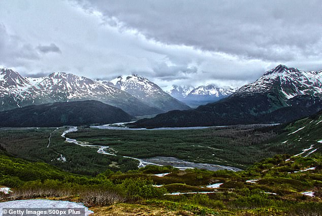 Das Alaska-Dreieck beherbergt 17 der 20 höchsten Gipfel der USA und verfügt über die Hälfte der Wildnis des Landes