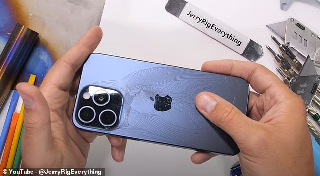 Würden Sie mehr als 1.000 £ für ein Telefon bezahlen, das in Ihren Händen zerbrechen kann?  Diese Frage müssen sich Apple-Fans nun stellen, denn ein Test zeigt, wie zerbrechlich das neue iPhone 15 Pro Max wirklich ist