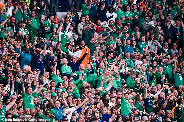 Irische Fans sangen mit, während „Zombie“ über den Lautsprecher gespielt wurde