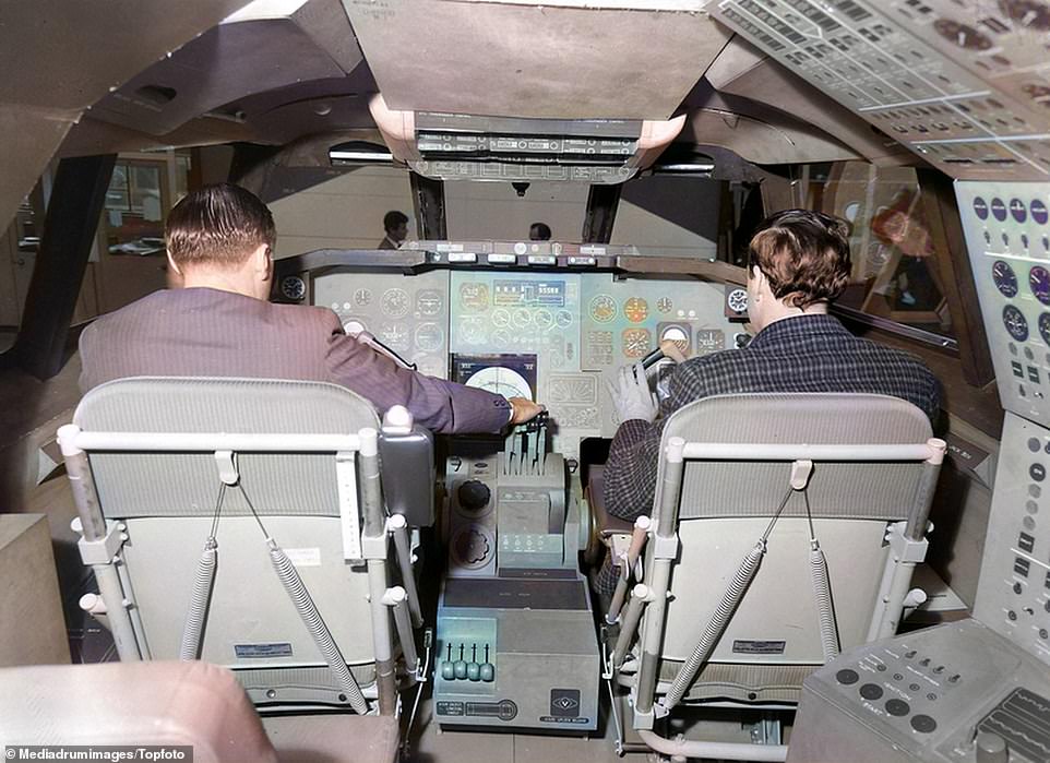 Luftfahrtjournalisten sitzen in einer Sperrholzversion des Concorde-Flugzeugs