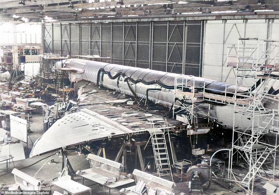 Dieses Bild der Concorde, die Gestalt annimmt, wurde am 3. Januar 1967 in der Luftfahrtfabrik in Toulouse aufgenommen