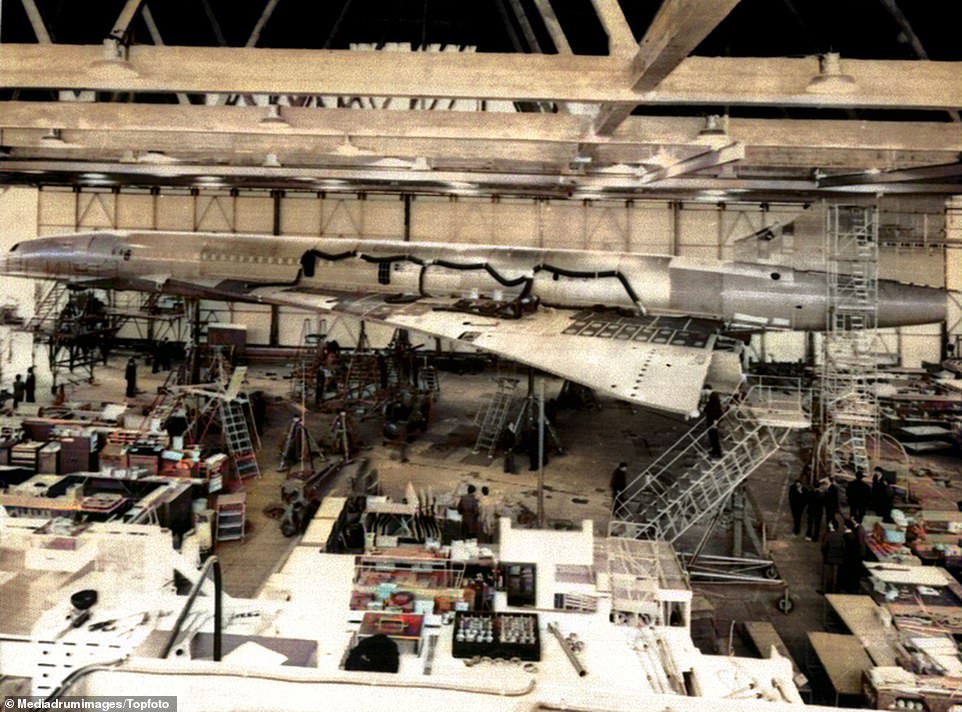 Das Fließband der Toulouse Concorde, abgebildet am 4. März 1967. Der hier gezeigte Prototyp 001 wurde von 11 Fuß auf knapp über 19 Fuß angehoben, um den Einbau des Bugrads und anderer Fahrwerksabschnitte zu ermöglichen
