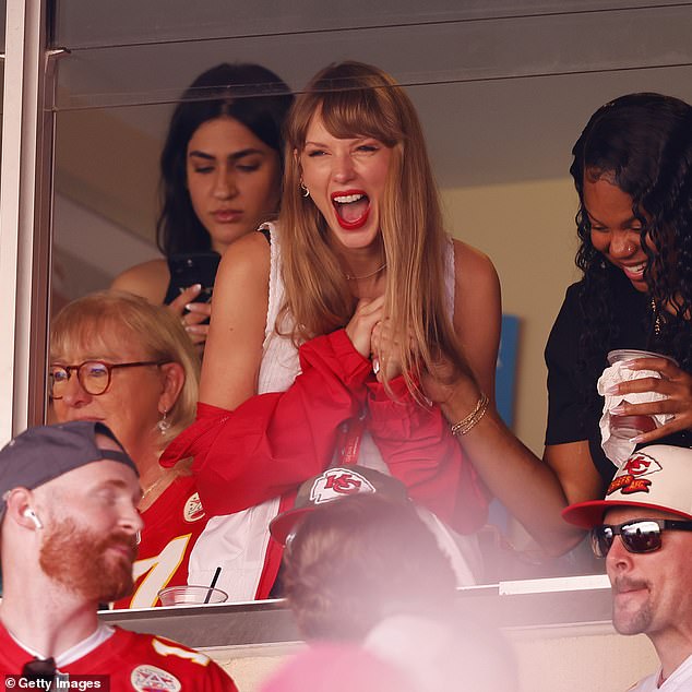 Am Sonntag wurde Swift gesehen, wie sie ihren neuen Freund Travis Kelce bei seinem NFL-Spiel in Kansas City unterstützte