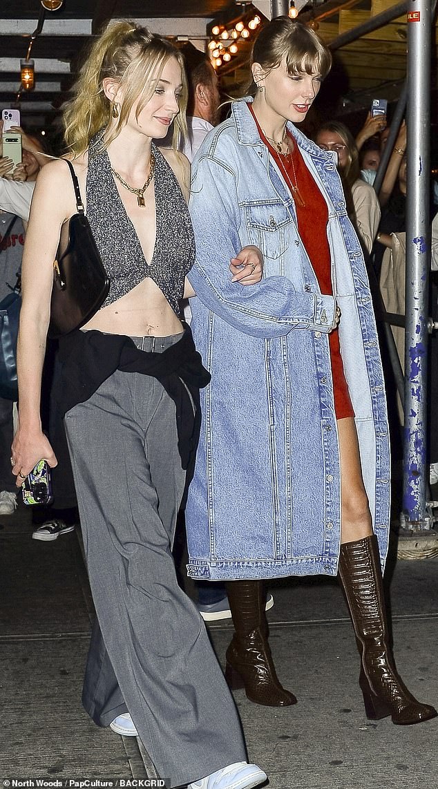 Swift (rechts) wurde in New York City mit Sophie Turner (links) gesehen, inmitten der öffentlichen Aufmerksamkeit rund um die Scheidung des Game of Thrones-Stars von Joe Jonas