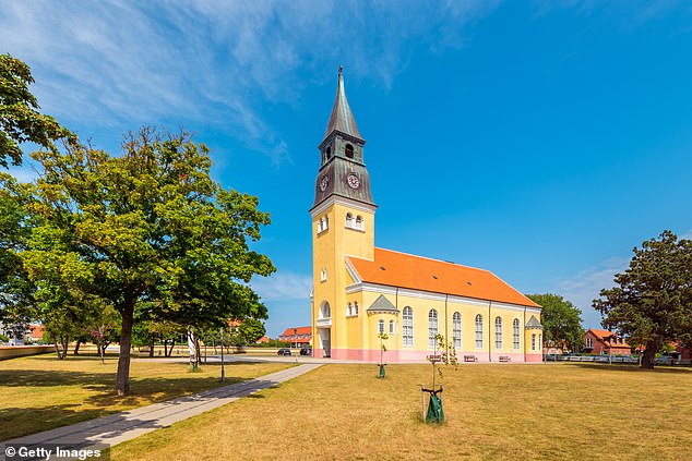 Im Jahr 1859 entschied sich Hans Christian Andersen für einen Aufenthalt und landete in Skagen.  Oben befindet sich eine Kirche aus dem 19. Jahrhundert im Dorf