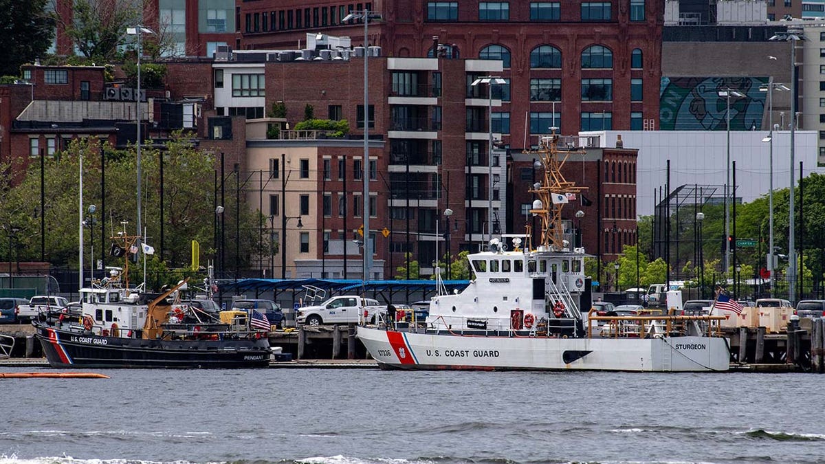 Zwei Schiffe der US-Küstenwache liegen im Hafen von Boston gegenüber der US-Küstenwache Station Boston in Boston, Massachusetts