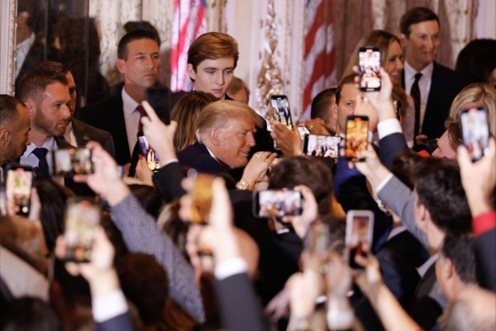 Donald Trump (Mitte) begrüßt die Teilnehmer einer Veranstaltung im Mar-a-Lago Club im Jahr 2022 