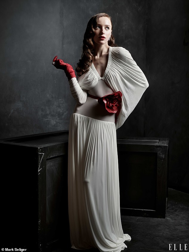 Beim dazugehörigen Fotoshooting präsentierte Phoebe eine Reihe von Vintage-inspirierten Looks, von einem halbtransparenten Kleid mit Umhang bis hin zu einem transparenten Taftkleid