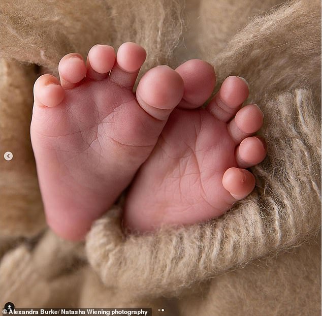 Niedlich!  Alexandra hat bei einem Fotoshooting der Fotografin Natasha Wiening einige süße Schnappschüsse von der Hand ihres Neugeborenen in ihrer Hand und einem Fuß ihres Babys geteilt