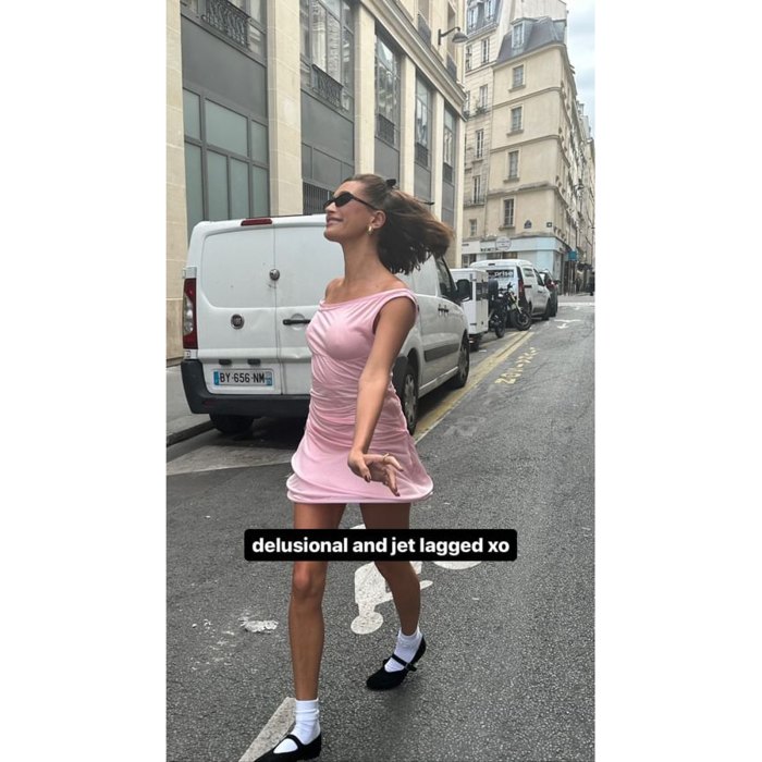 Hailey Bieber setzt in Paris auf den Hosenlos-Trend