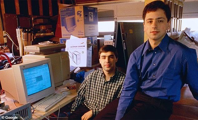 Die Google-Gründer Larry Page (links) und Sergey Brin (rechts) in ihrem ersten Büro, der Garage von Susan Wojcicki, im Jahr 1999
