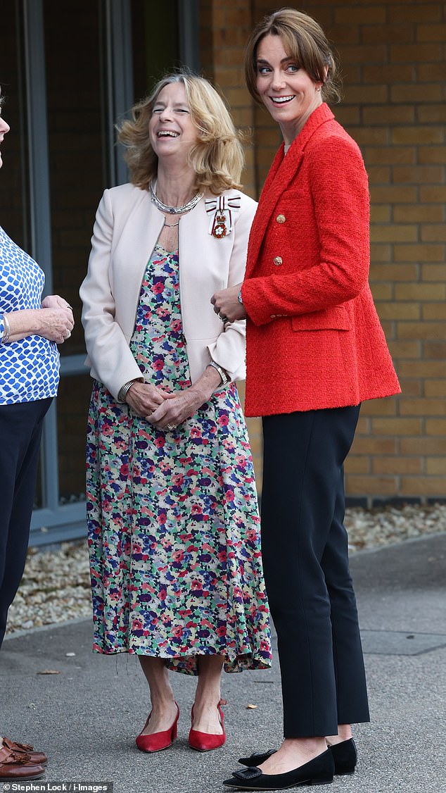 Die Königin gab ihr eine Unterrichtsstunde in Business Casual, als sie heute an einem Kurs zur sensorischen Entwicklung in Kent teilnahm