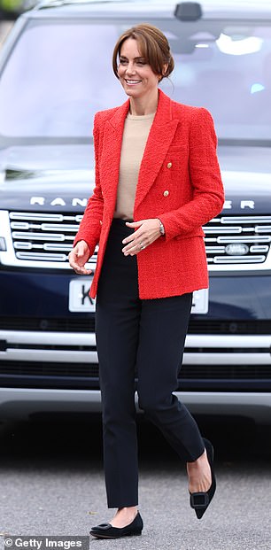 Kate entschied sich für einen kamelfarbenen Pullover unter ihrem trendigen roten Zara-Blazer und rundete ihren Look mit einem Paar Boden-Schuhen ab