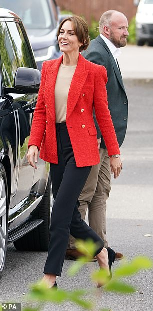 Kate entschied sich für einen kamelfarbenen Pullover unter ihrem trendigen roten Zara-Blazer und rundete ihren Look mit einem Paar Boden-Schuhen ab