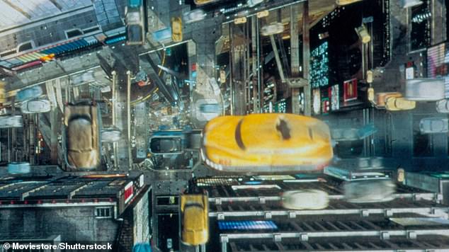 Der Filmklassiker „Das fünfte Element“ aus den 90er Jahren zeigt Brue Willis als fliegenden Taxifahrer, der im 23. Jahrhundert Passagiere durch den Himmel von New York befördert.  Im Bild, Screenshot aus dem Film