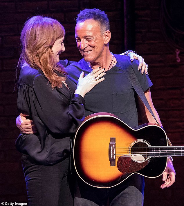 Unterstützend: Springsteen hatte zuvor von seiner Frau Patti, die 2018 gemeinsam am Broadway abgebildet war, den Befehl erhalten, sich auszuruhen, nachdem er mit den Symptomen einer Magengeschwürerkrankung zu kämpfen hatte