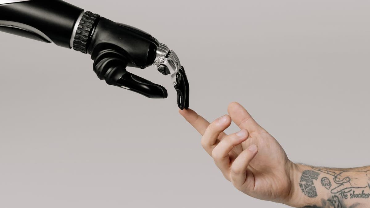 Roboter und menschliche Hand berühren sich, ein Spiel "Die Erschaffung Adams" Malerei.