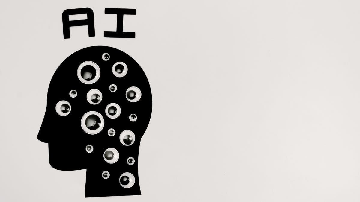 Silhouette eines Kopfes mit Augen überall und den Buchstaben "KI" über dem Kopf.