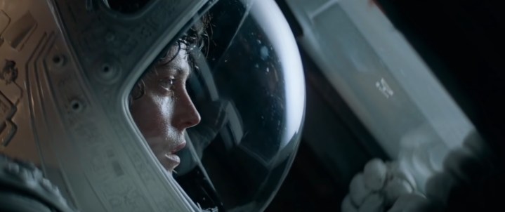 Ripley trägt einen Weltraumhelm "Außerirdischer" (1979).