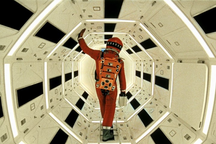 Im Film geht ein Astronaut einen Korridor entlang "2001: Odyssee im Weltraum."