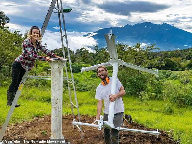 Um ihr Gehöft mit Strom zu versorgen, hat das Paar eine Windkraftanlage installiert