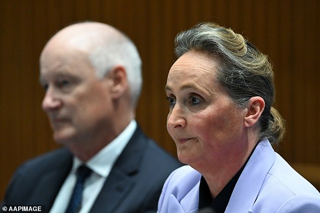 Die neue CEO von Qantas, Vanessa Hudson (im Bild), erhielt eine Feuertaufe, nachdem ihr vorgeworfen wurde, sie habe versucht, ihren Vorgänger Alan Joyce zu kanalisieren, indem sie Fragen bei einer Untersuchung des Senats nicht beantwortete