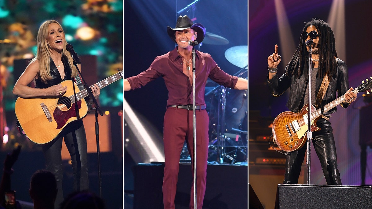 Sheryl Crow klimpert auf der Bühne auf der Gitarre und singt ins Mikrofon. Split Tim McGraw in einem kastanienbraunen Anzug und schwarzem Cowboyhut streckt auf der Bühne seine Arme zu beiden Seiten aus. Lenny Kravitz in Leder zeigt auf der Bühne mit einem Finger in die Luft