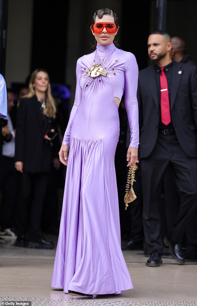 Stil: Die 60-jährige Schauspielerin Lisa Rinna erregte in einem figurbetonten lilafarbenen Kleid mit Stehkragen und einem skurrilen Goldakzent auf der Vorderseite Aufsehen