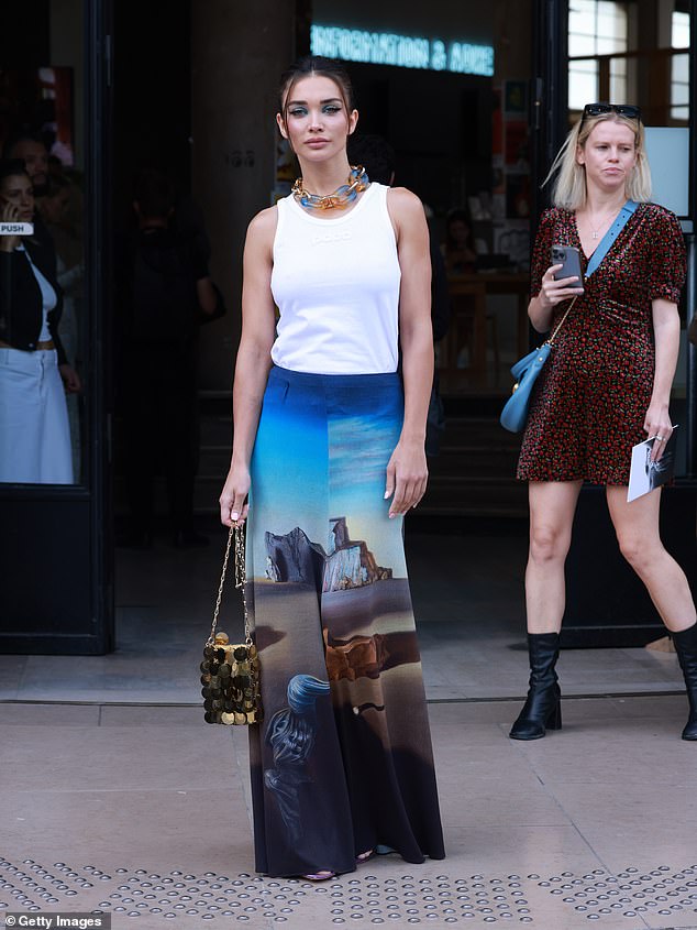 Ensemble: Schauspielerin und Model Amy Jackson, 31, trug eine weiße Weste kombiniert mit einem blau gemusterten Rock