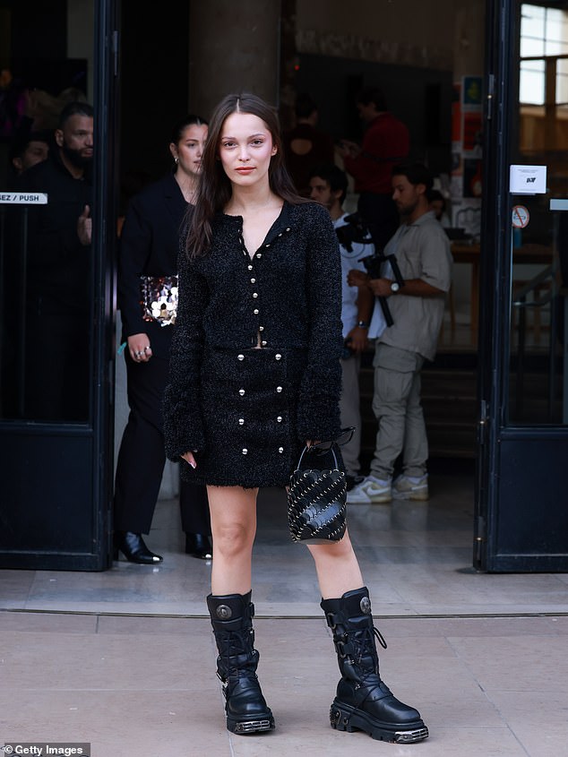 Ganz in Schwarz: Lola Le Lann trug eine Kombination aus schwarzem Rock und Strickjacke, die sie mit klobigen Stiefeln kombinierte