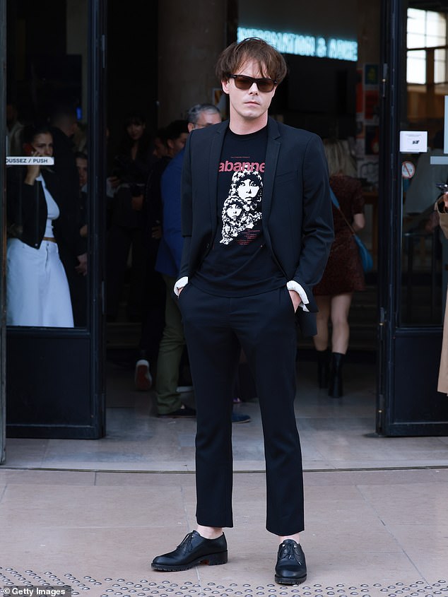 Suave: Stranger Things-Star Charlie Heaton sah in einem schwarzen Anzug und einem roten Logo-T-Shirt für die Show gut aus