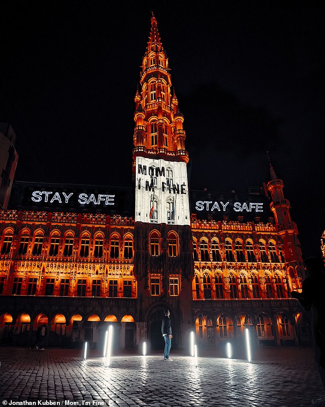 Dieses beeindruckende Bild zeigt Jonathans Botschaft „Mama, mir geht es gut“, die in Lichtern am Le Grand-Place in seiner Heimatstadt Brüssel angebracht ist