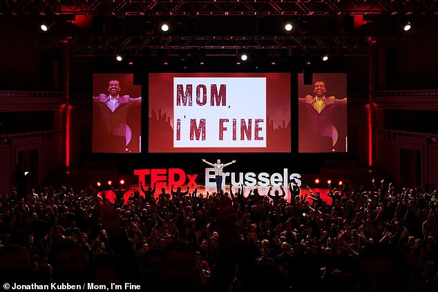 Der Influencer hielt in Brüssel einen Ted-Talk über sein „Mom, I'm fine“-Projekt und seine Idee, kostenlos um die Welt zu reisen