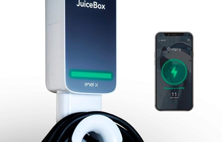 Das Juicebox 32-Ampere-Ladegerät für Elektrofahrzeuge mit einem Smartphone vor weißem Hintergrund.